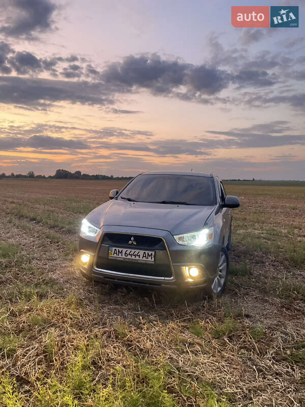 Mitsubishi Outlander Sport 2011