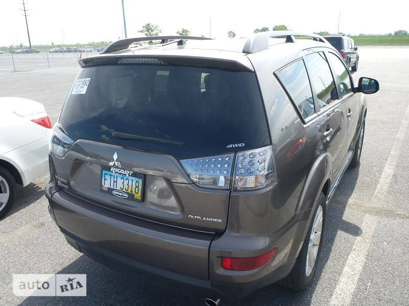 Позашляховик / Кросовер Mitsubishi Outlander XL 2013 в Києві