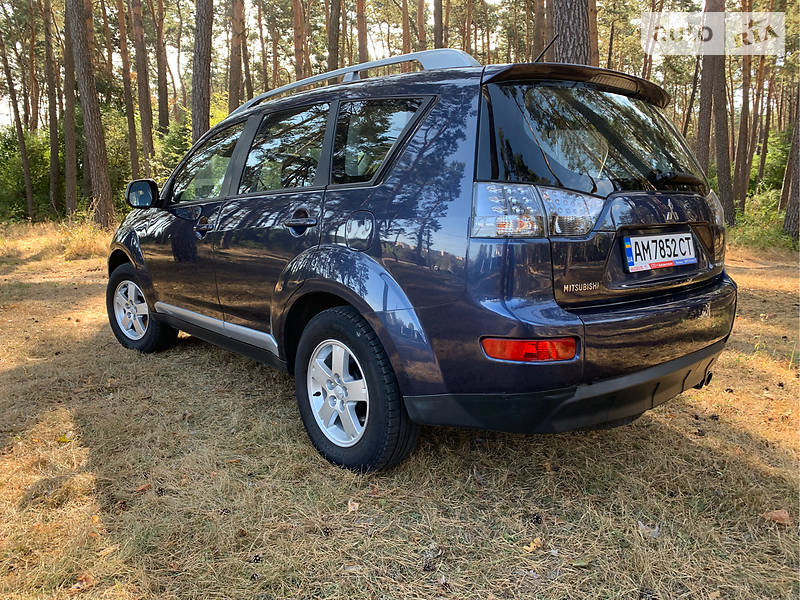 Позашляховик / Кросовер Mitsubishi Outlander XL 2009 в Житомирі
