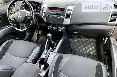 Позашляховик / Кросовер Mitsubishi Outlander XL 2010 в 