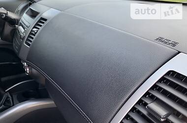 Позашляховик / Кросовер Mitsubishi Outlander XL 2010 в 