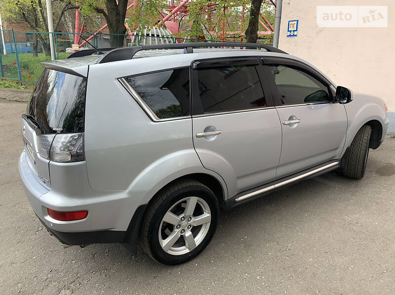 Позашляховик / Кросовер Mitsubishi Outlander XL 2011 в Дніпрі