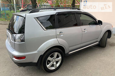 Позашляховик / Кросовер Mitsubishi Outlander XL 2011 в 