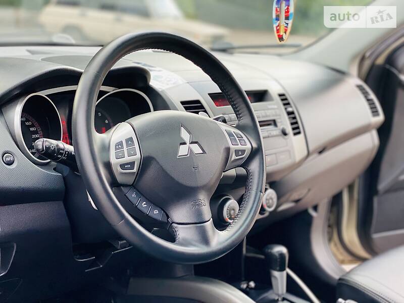 Позашляховик / Кросовер Mitsubishi Outlander XL 2008 в Кам'янському