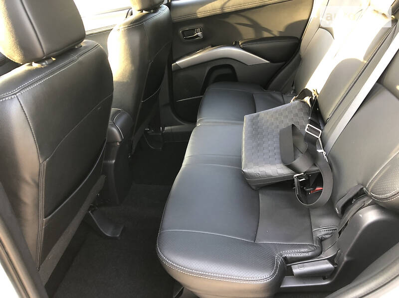 Внедорожник / Кроссовер Mitsubishi Outlander XL 2012 в Киеве