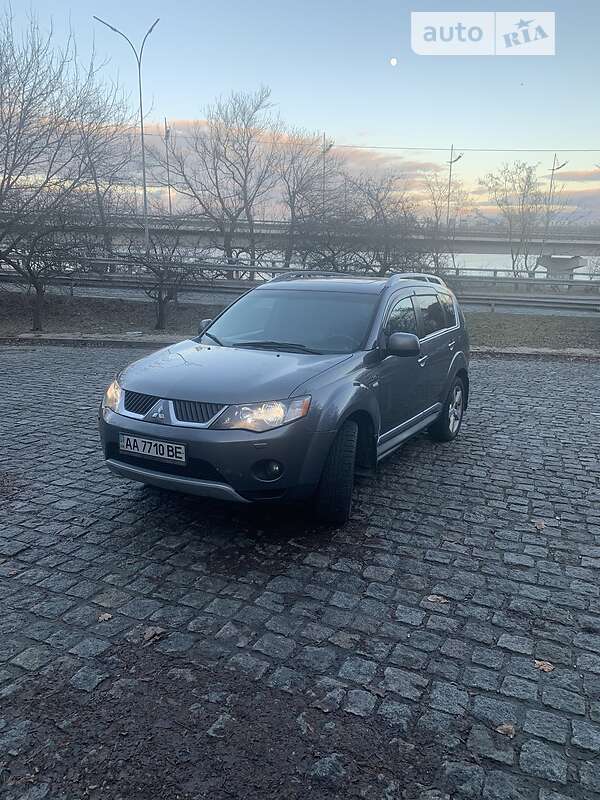 Позашляховик / Кросовер Mitsubishi Outlander XL 2009 в Києві