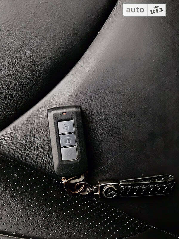Внедорожник / Кроссовер Mitsubishi Outlander XL 2010 в Ивано-Франковске