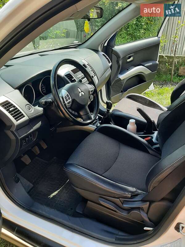 Внедорожник / Кроссовер Mitsubishi Outlander XL 2011 в Ивано-Франковске