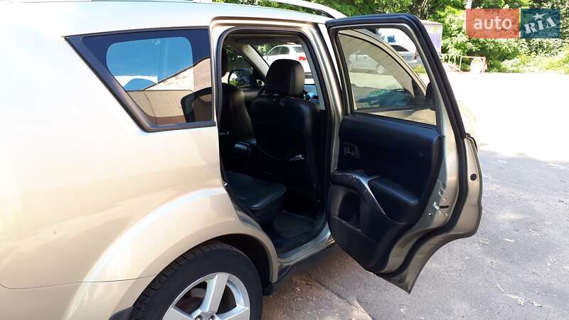 Позашляховик / Кросовер Mitsubishi Outlander XL 2008 в Києві