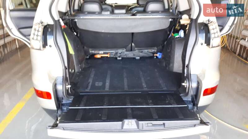 Позашляховик / Кросовер Mitsubishi Outlander XL 2008 в Києві