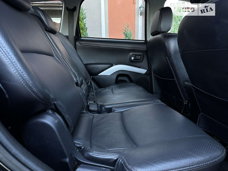 Внедорожник / Кроссовер Mitsubishi Outlander XL 2011 в Стрые