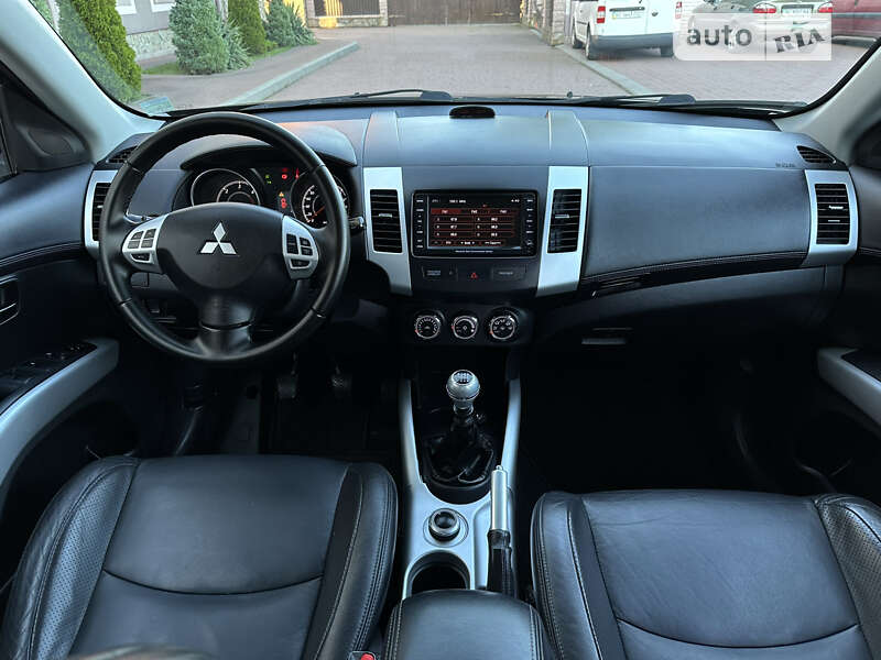 Внедорожник / Кроссовер Mitsubishi Outlander XL 2011 в Стрые