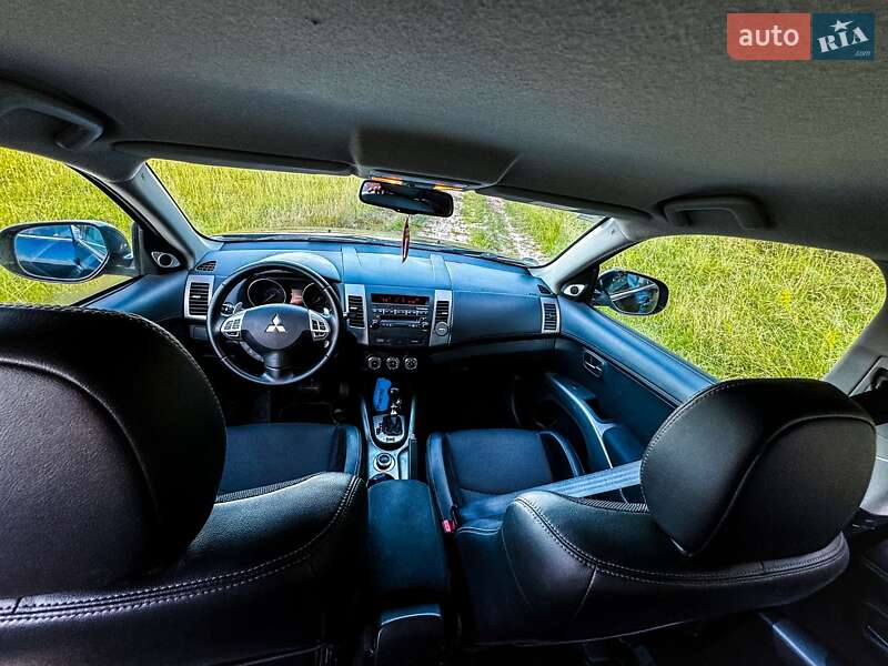 Внедорожник / Кроссовер Mitsubishi Outlander XL 2012 в Сребном