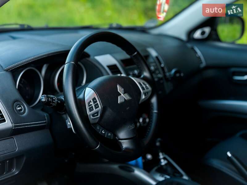 Внедорожник / Кроссовер Mitsubishi Outlander XL 2012 в Сребном