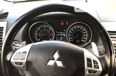 Позашляховик / Кросовер Mitsubishi Outlander XL 2011 в Луцьку