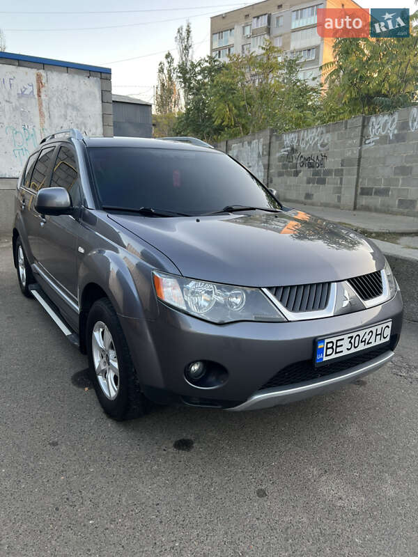 Внедорожник / Кроссовер Mitsubishi Outlander XL 2009 в Николаеве