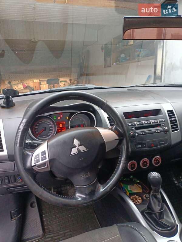 Внедорожник / Кроссовер Mitsubishi Outlander XL 2008 в Ромнах