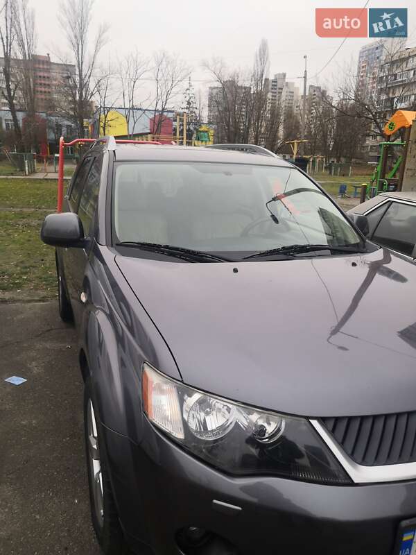 Позашляховик / Кросовер Mitsubishi Outlander XL 2008 в Києві