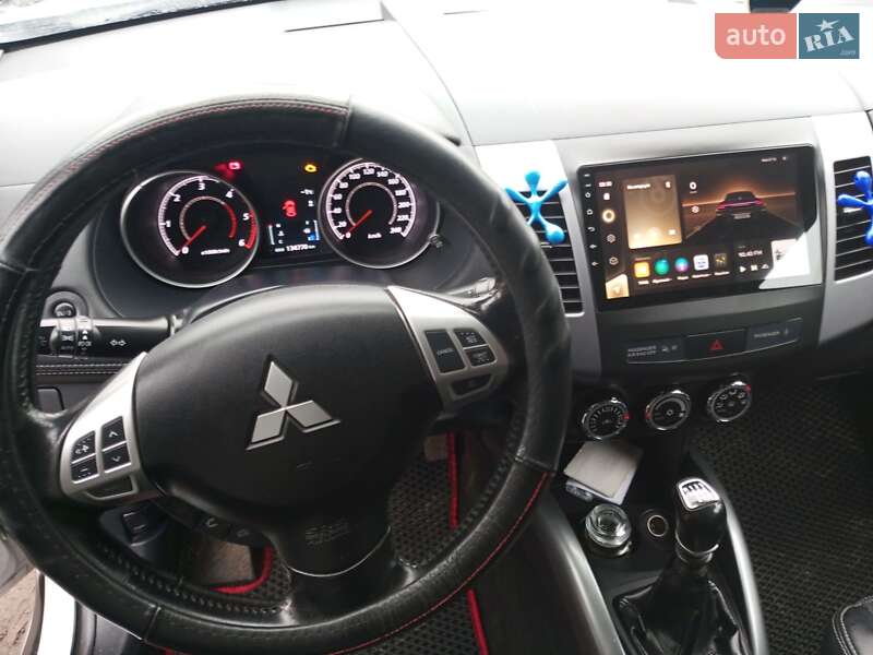 Позашляховик / Кросовер Mitsubishi Outlander XL 2010 в Городку