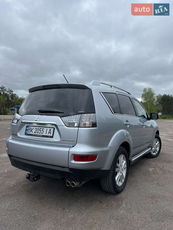 Внедорожник / Кроссовер Mitsubishi Outlander XL 2010 в Ровно