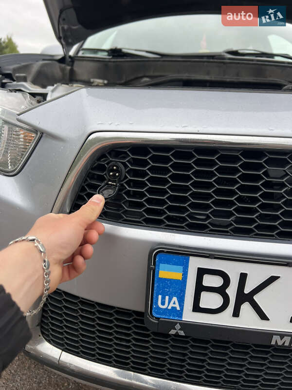 Внедорожник / Кроссовер Mitsubishi Outlander XL 2010 в Ровно