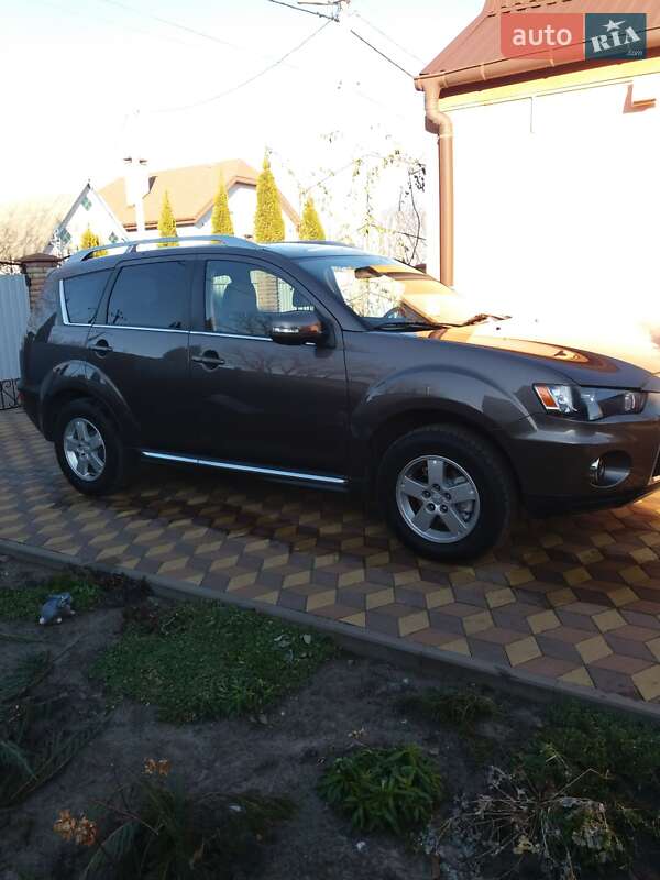 Внедорожник / Кроссовер Mitsubishi Outlander XL 2010 в 