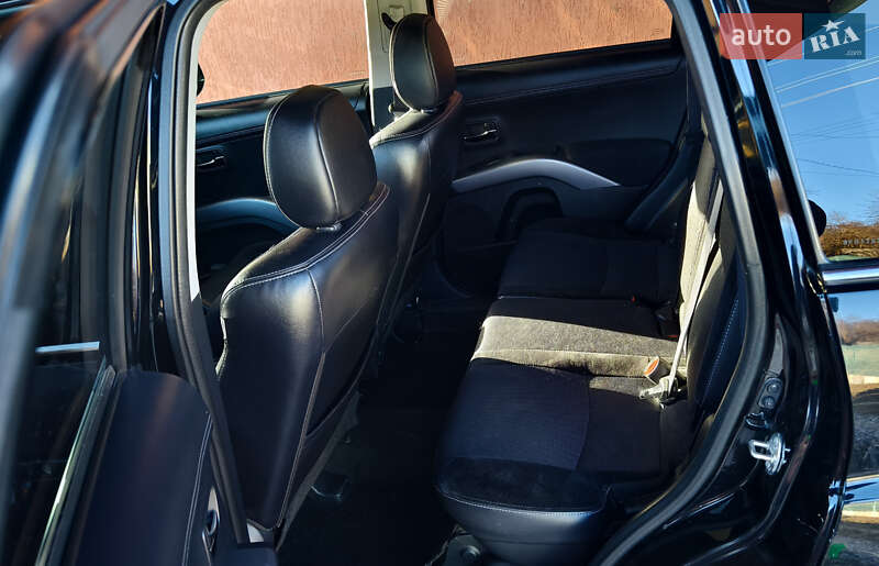Внедорожник / Кроссовер Mitsubishi Outlander XL 2011 в Калуше