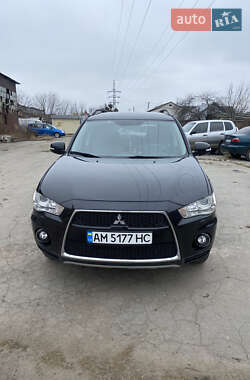 Позашляховик / Кросовер Mitsubishi Outlander XL 2011 в Житомирі