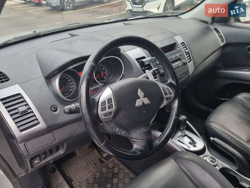 Позашляховик / Кросовер Mitsubishi Outlander XL 2008 в Києві