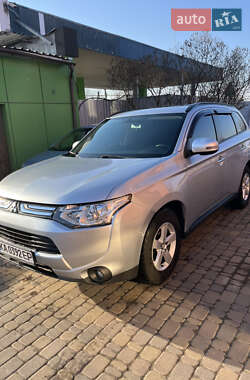 Позашляховик / Кросовер Mitsubishi Outlander XL 2012 в 