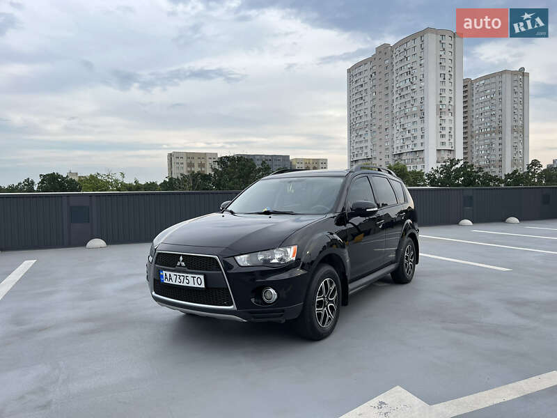 Позашляховик / Кросовер Mitsubishi Outlander XL 2012 в Києві