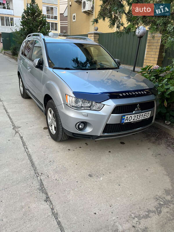 Внедорожник / Кроссовер Mitsubishi Outlander XL 2010 в 