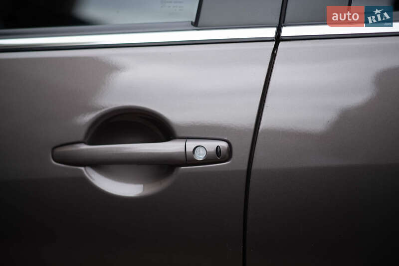 Внедорожник / Кроссовер Mitsubishi Outlander XL 2010 в Киеве