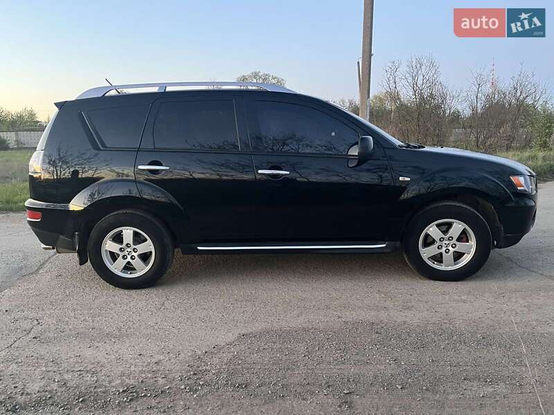 Внедорожник / Кроссовер Mitsubishi Outlander XL 2010 в Черновцах
