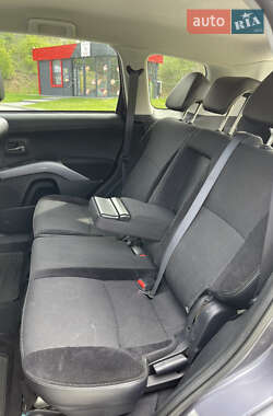 Внедорожник / Кроссовер Mitsubishi Outlander XL 2010 в 
