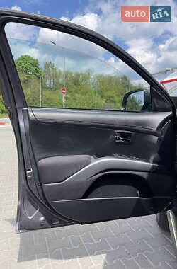 Внедорожник / Кроссовер Mitsubishi Outlander XL 2010 в 