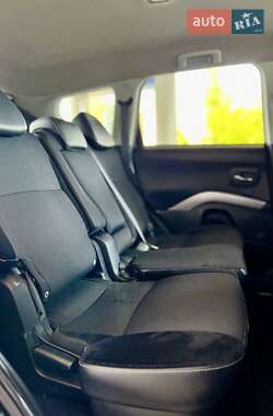 Позашляховик / Кросовер Mitsubishi Outlander XL 2010 в 