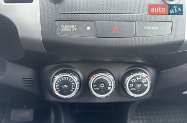 Внедорожник / Кроссовер Mitsubishi Outlander XL 2010 в 