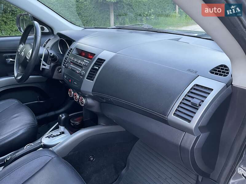 Внедорожник / Кроссовер Mitsubishi Outlander XL 2011 в Виннице