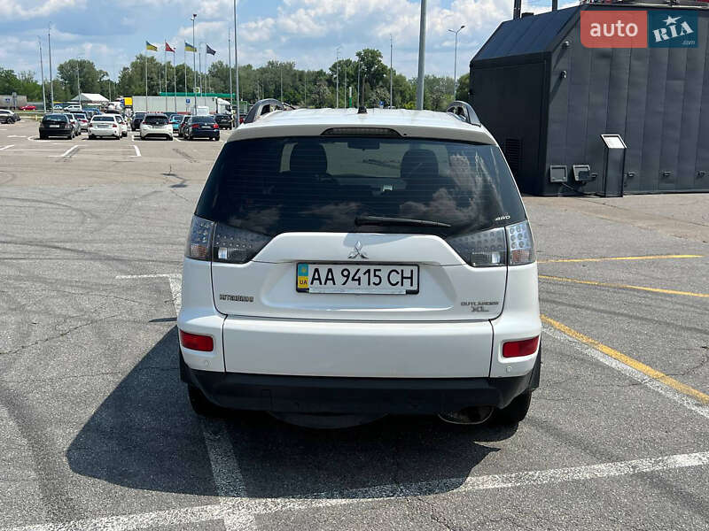 Позашляховик / Кросовер Mitsubishi Outlander XL 2011 в Києві