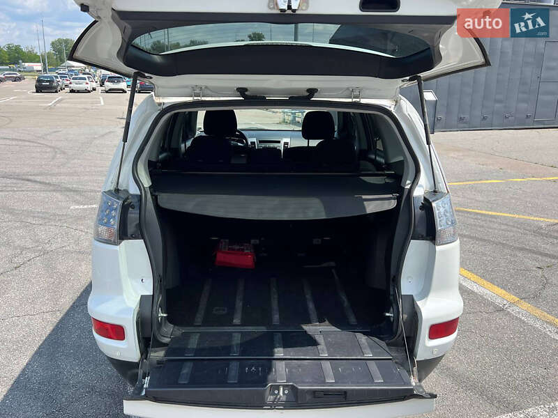 Позашляховик / Кросовер Mitsubishi Outlander XL 2011 в Києві