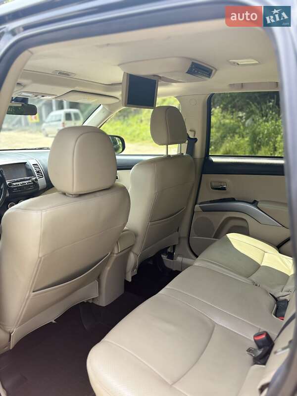 Внедорожник / Кроссовер Mitsubishi Outlander XL 2010 в Черновцах
