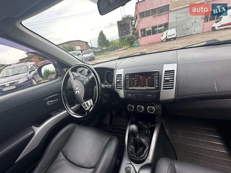 Внедорожник / Кроссовер Mitsubishi Outlander XL 2010 в Нежине
