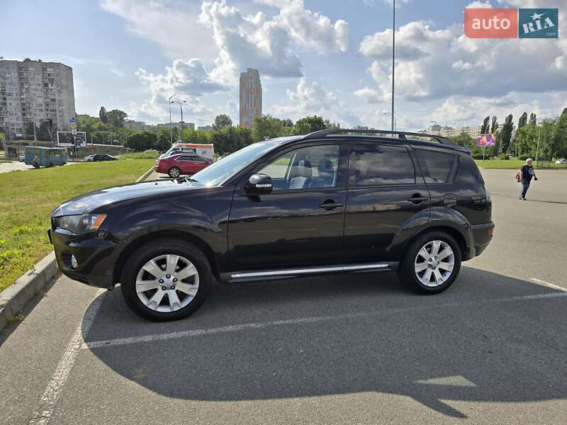 Внедорожник / Кроссовер Mitsubishi Outlander XL 2012 в Киеве
