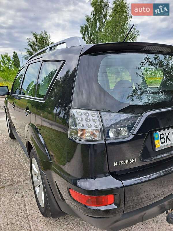 Внедорожник / Кроссовер Mitsubishi Outlander XL 2010 в Вараше