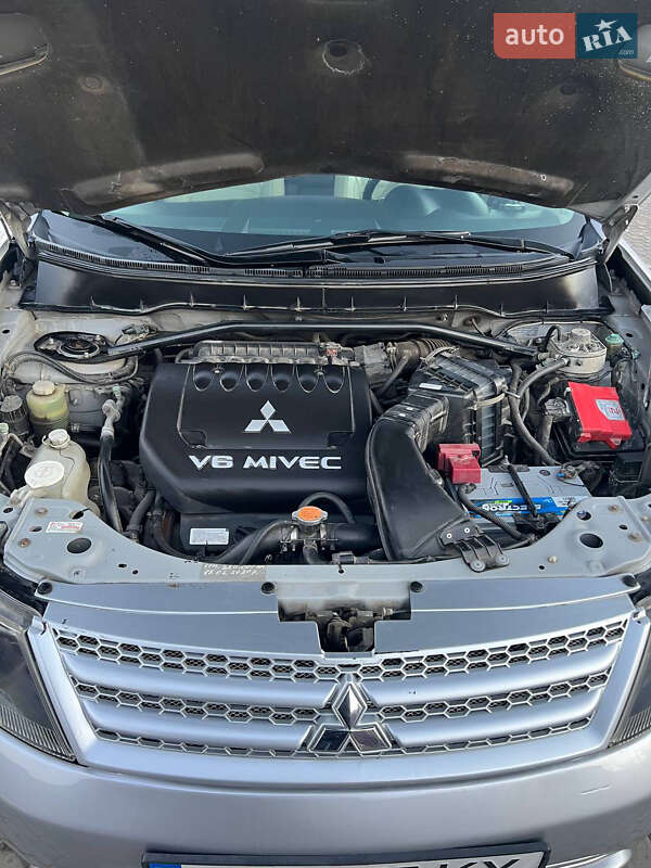 Внедорожник / Кроссовер Mitsubishi Outlander XL 2008 в Новом Роздоле