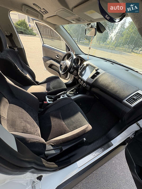 Позашляховик / Кросовер Mitsubishi Outlander XL 2010 в Запоріжжі