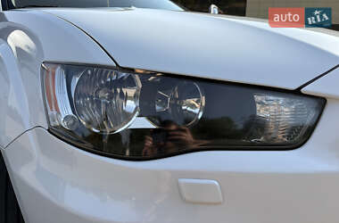 Внедорожник / Кроссовер Mitsubishi Outlander XL 2010 в 