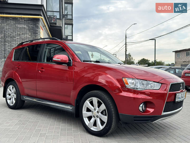 Позашляховик / Кросовер Mitsubishi Outlander XL 2011 в Житомирі