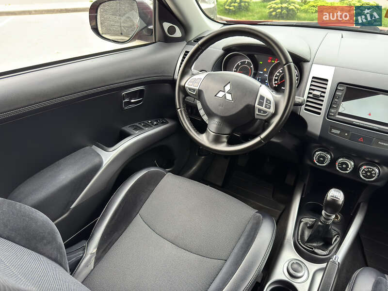 Позашляховик / Кросовер Mitsubishi Outlander XL 2011 в Житомирі